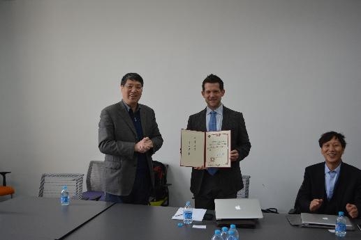 前校长为Michael Solem 教授颁发聘书 前校长为Michael Solem 教授颁发聘书