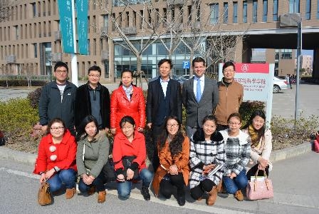 Michael Solem教授与基地师生在学院前合影 Michael Solem教授与基地师生在学院前合影